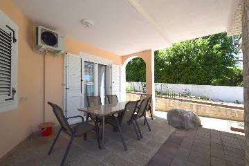 Vantačići 2-Bedroom Apartment for 5 with Sea-View Terrace