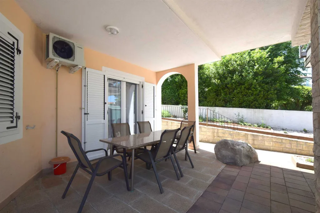 Vantačići 2-Bedroom Apartment for 5 with Sea-View Terrace