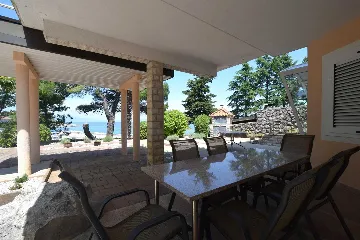 Vantačići 2-Bedroom Apartment for 5 with Sea-View Terrace