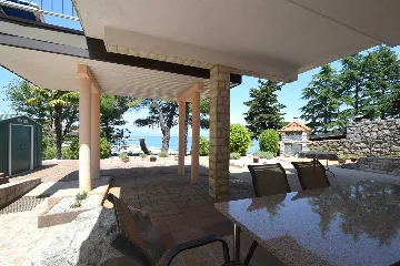 Vantačići 2-Bedroom Apartment for 5 with Sea-View Terrace