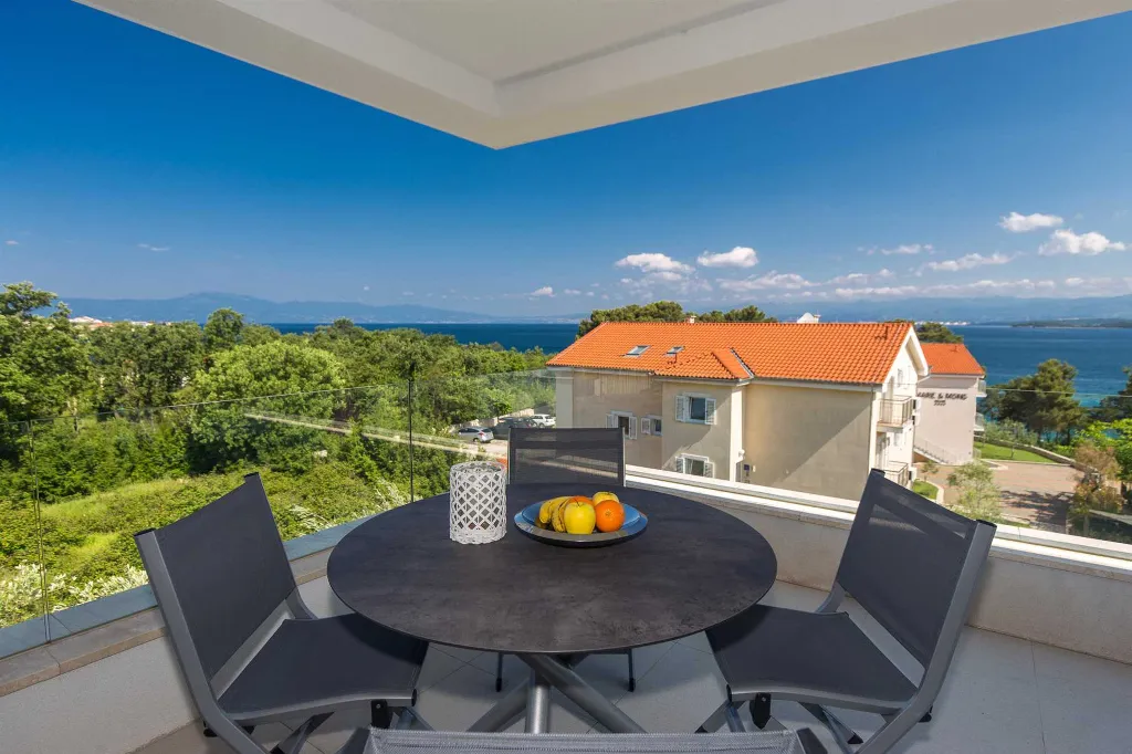 Malinska 2-Bedroom Apartment with Sea-View Balcony