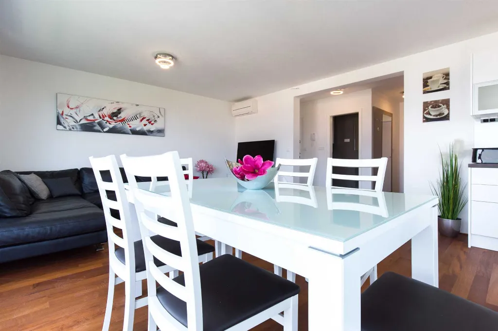 Malinska 2-Bedroom Apartment with Sea-View Balcony