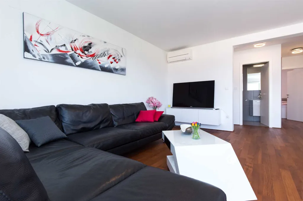 Malinska 2-Bedroom Apartment with Sea-View Balcony
