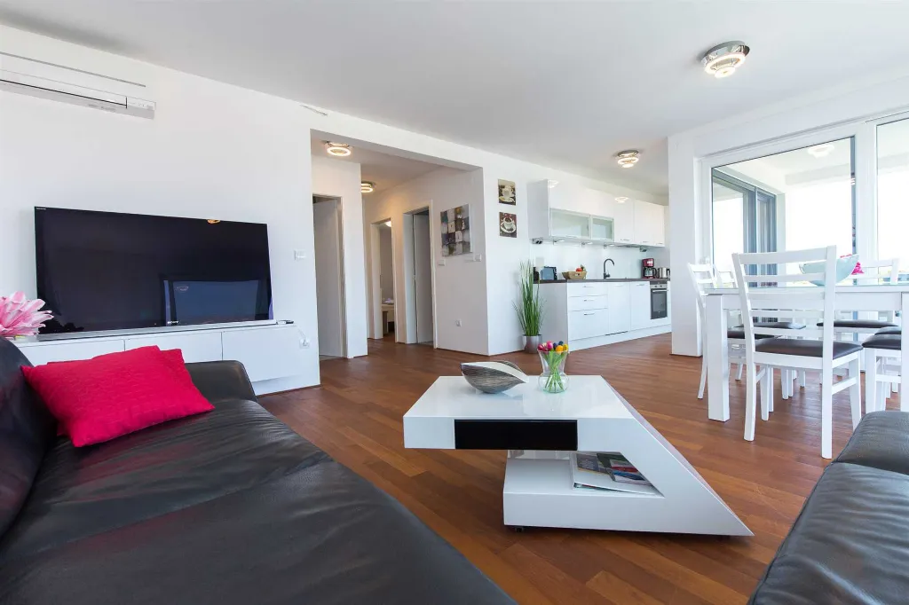 Malinska 2-Bedroom Apartment with Sea-View Balcony