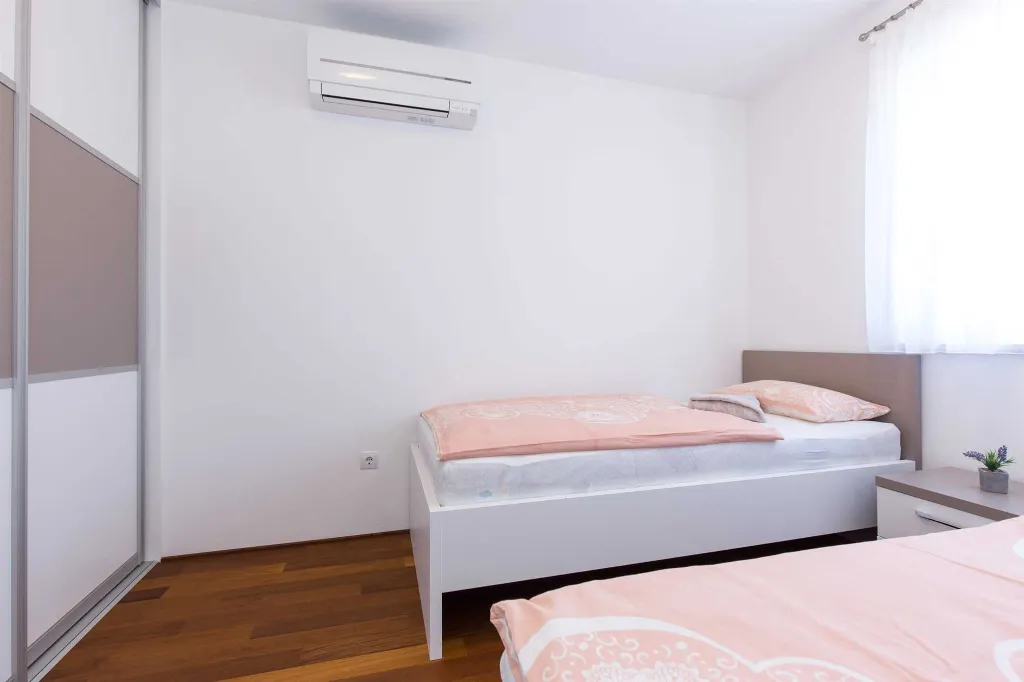Malinska 2-Bedroom Apartment with Sea-View Balcony