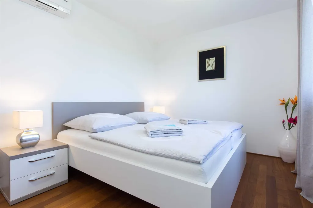Malinska 2-Bedroom Apartment with Sea-View Balcony
