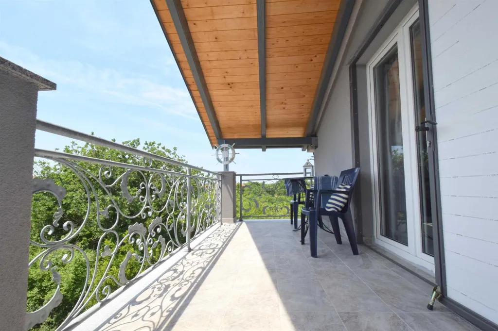 2-Bedroom Apartment in Gabonjin for 4 Guests