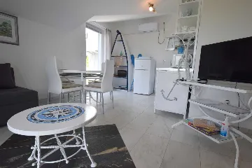 2-Bedroom Apartment in Gabonjin for 4 Guests