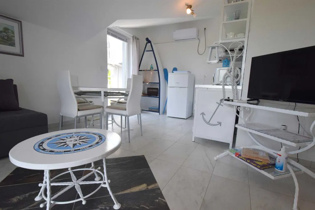 2-Bedroom Apartment in Gabonjin for 4 Guests