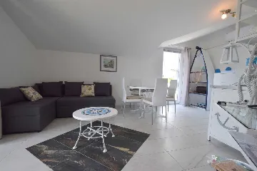 2-Bedroom Apartment in Gabonjin for 4 Guests