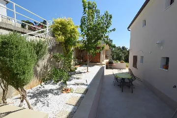 Omisalj 1-Bedroom Apartment for 3 with Sea View