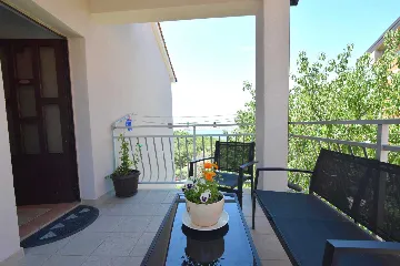 Omisalj 1-Bedroom Apartment for 3 with Sea View