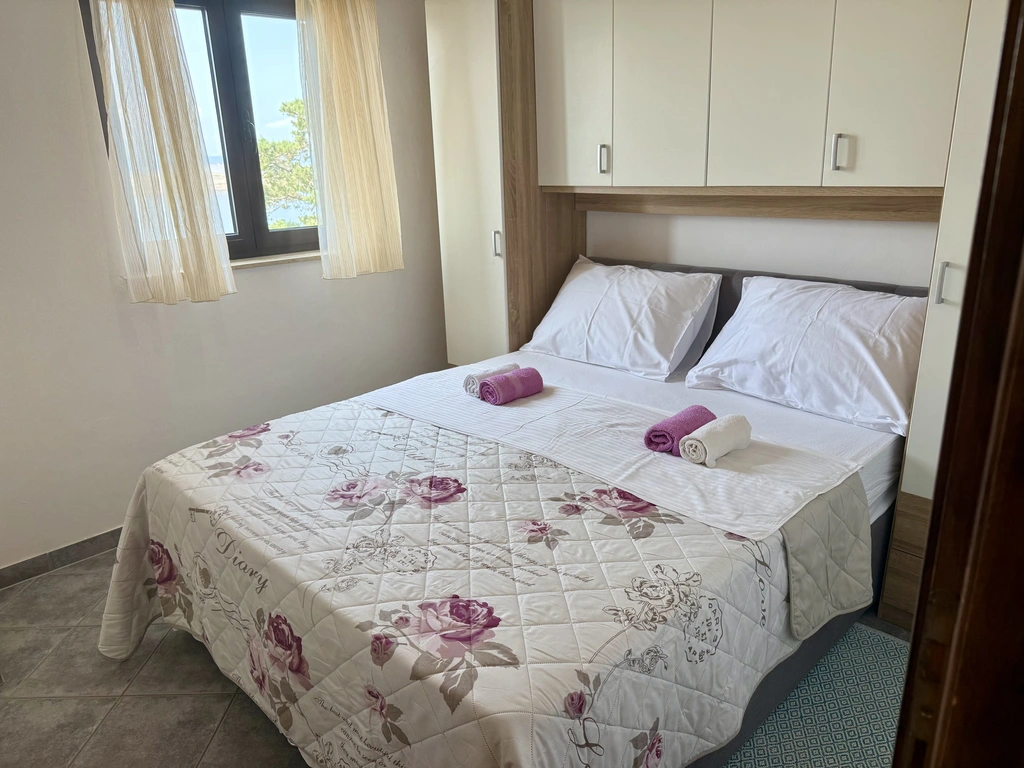 Omisalj 1-Bedroom Apartment for 3 with Sea View