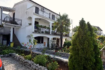 Three-Bedroom Apartment in Njivice for 6