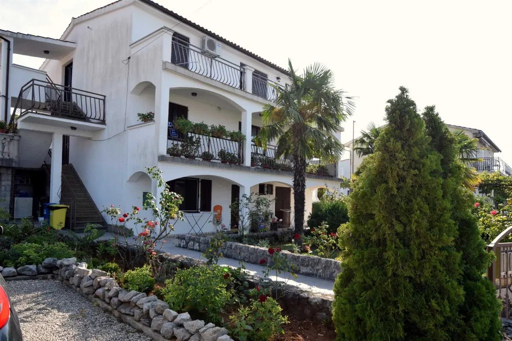 Three-Bedroom Apartment in Njivice for 6