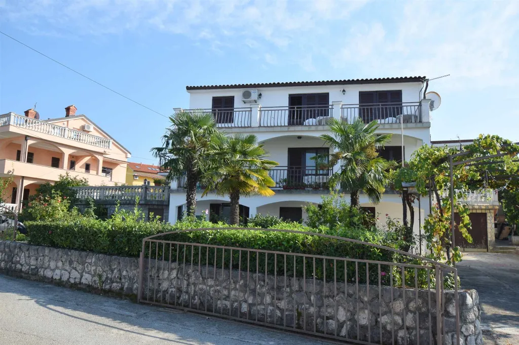 Three-Bedroom Apartment in Njivice for 6