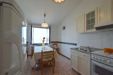 Three-Bedroom Apartment in Njivice for 6