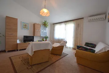 Three-Bedroom Apartment in Njivice for 6