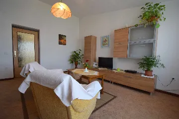 Three-Bedroom Apartment in Njivice for 6