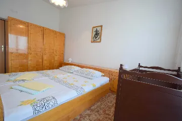 Three-Bedroom Apartment in Njivice for 6