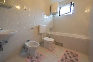 Three-Bedroom Apartment in Njivice for 6