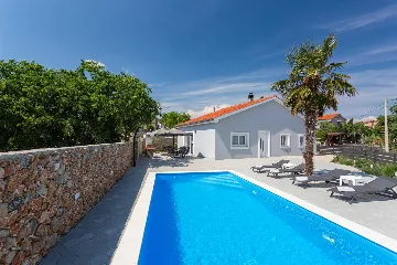 3-Bedroom Villa with Private Pool in Garica