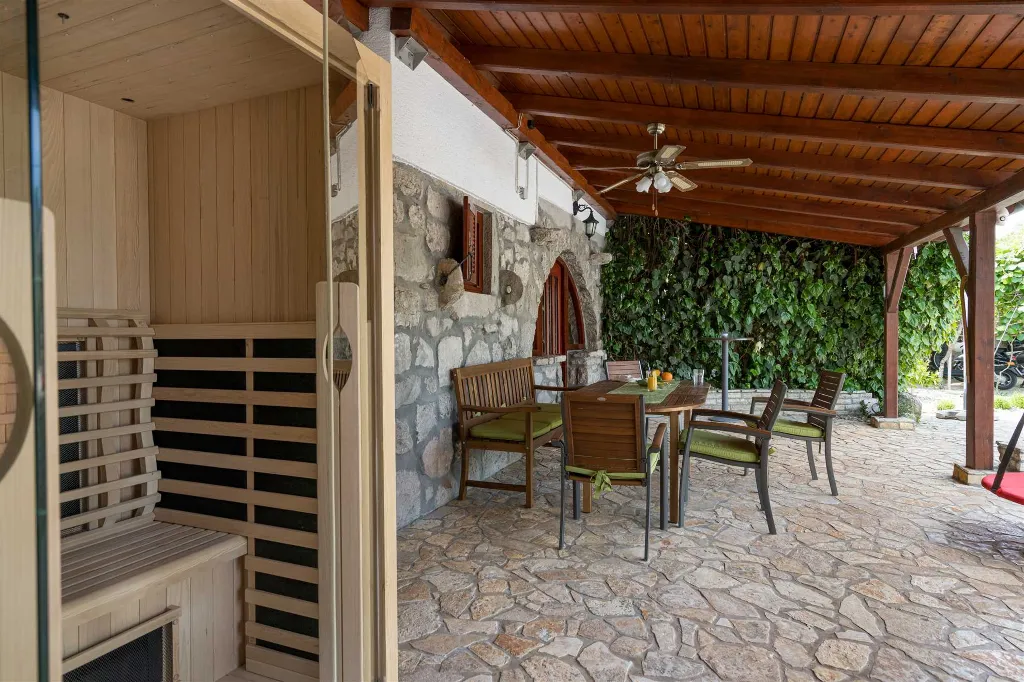 Holiday House in Rasopasno for 6 Guests