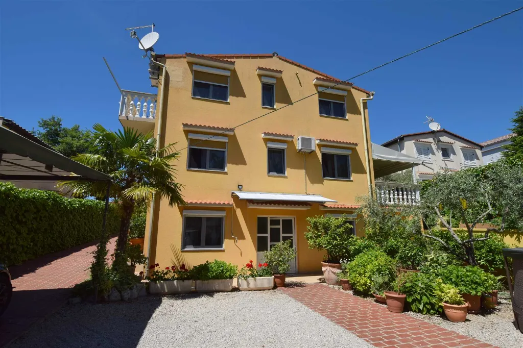 Ground-Floor Apartment with Terrace in Njivice