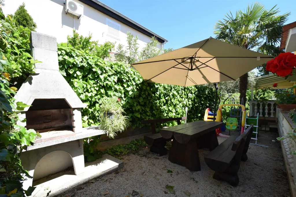 Ground-Floor Apartment with Terrace in Njivice