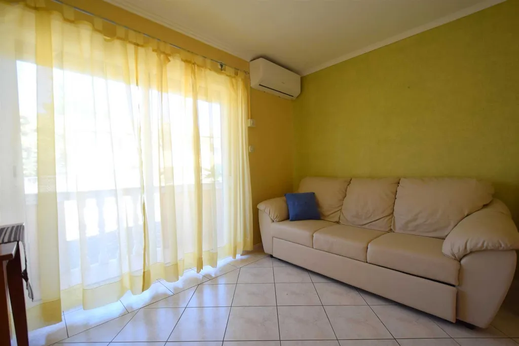 Ground-Floor Apartment with Terrace in Njivice