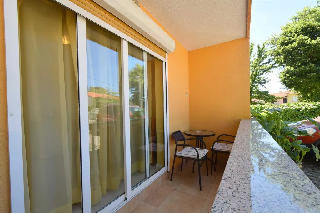 Ground-Floor Apartment with Terrace in Njivice