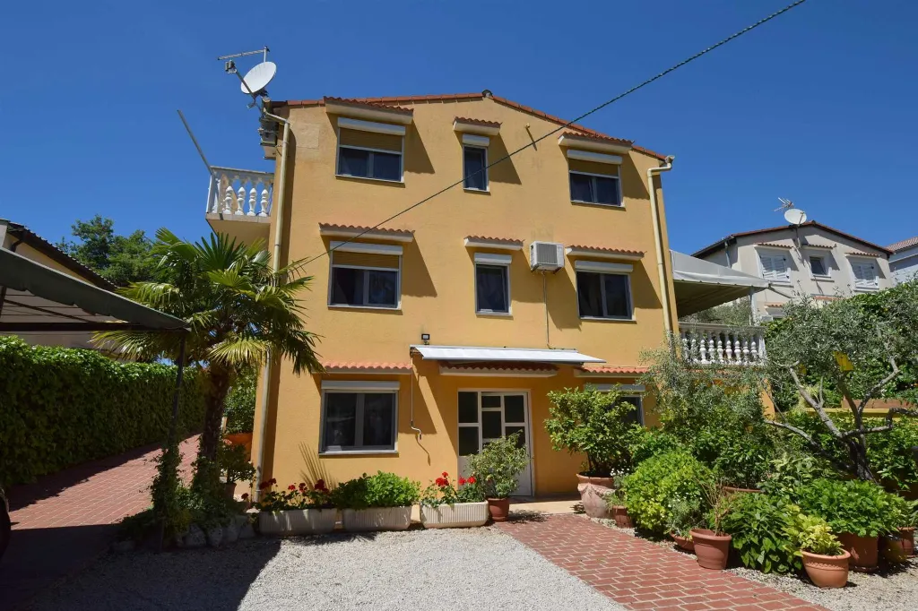 1-Bedroom Apartment with Balcony in Njivice