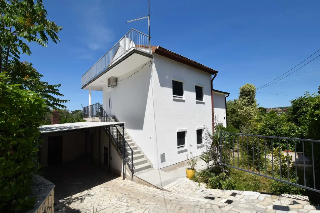Modern 1-Bedroom Apartment in Malinska for 3