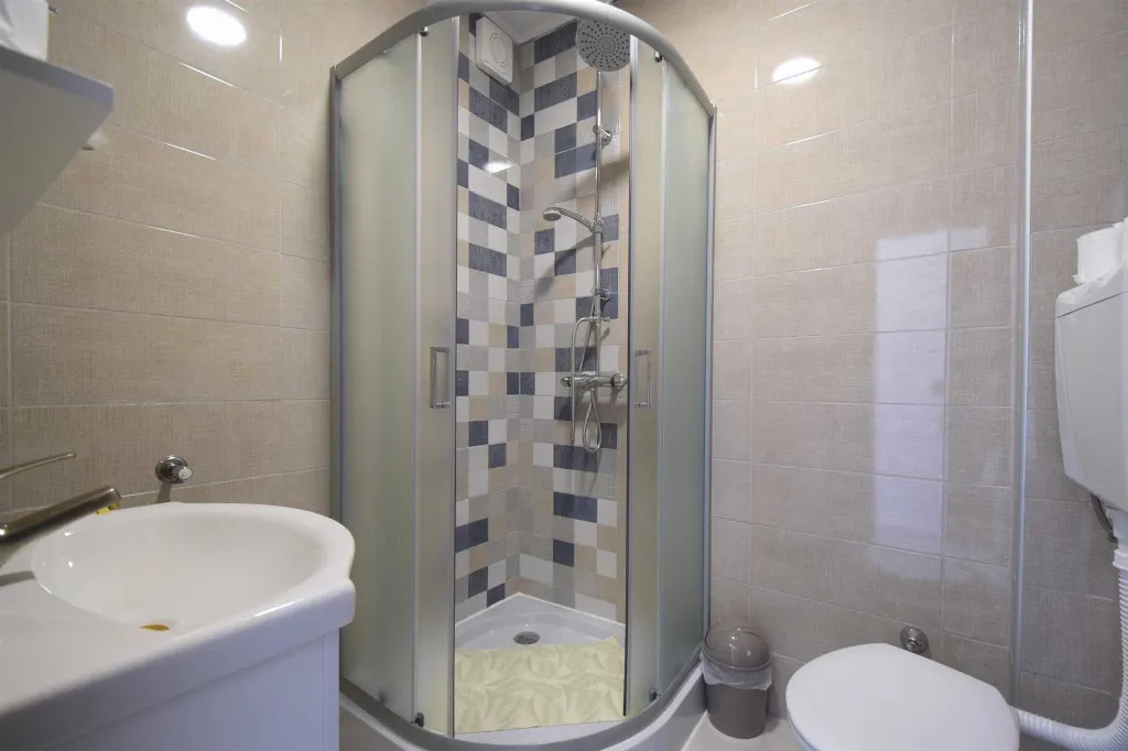 Modern 1-Bedroom Apartment in Malinska for 3
