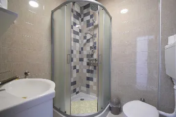 Modern 1-Bedroom Apartment in Malinska for 3