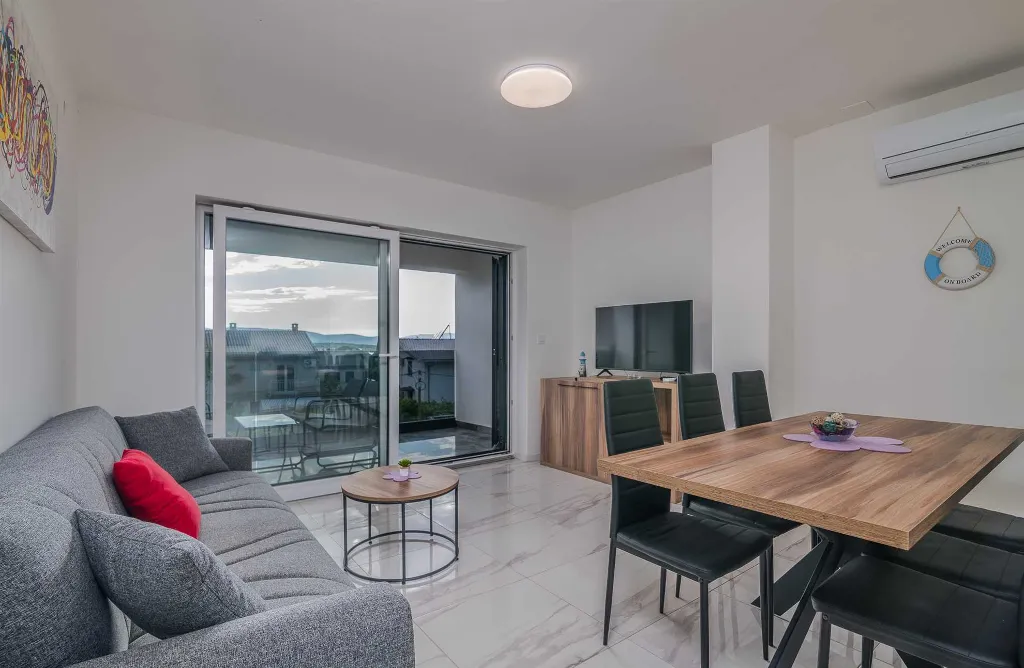 3-Bedroom Apartment with Balcony in Malinska
