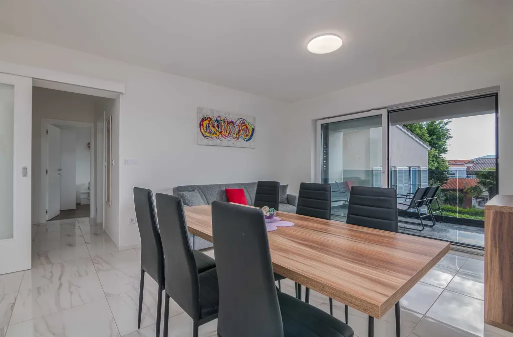 3-Bedroom Apartment with Balcony in Malinska