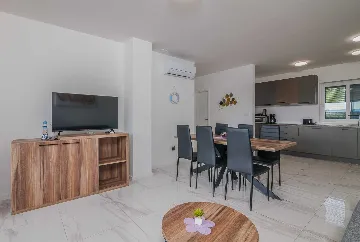 3-Bedroom Apartment with Balcony in Malinska