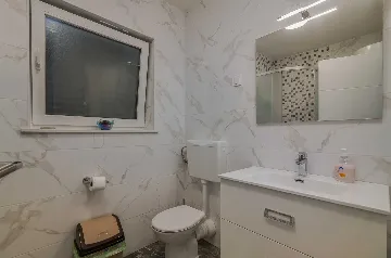 3-Bedroom Apartment with Balcony in Malinska