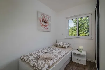 3-Bedroom Apartment with Balcony in Malinska