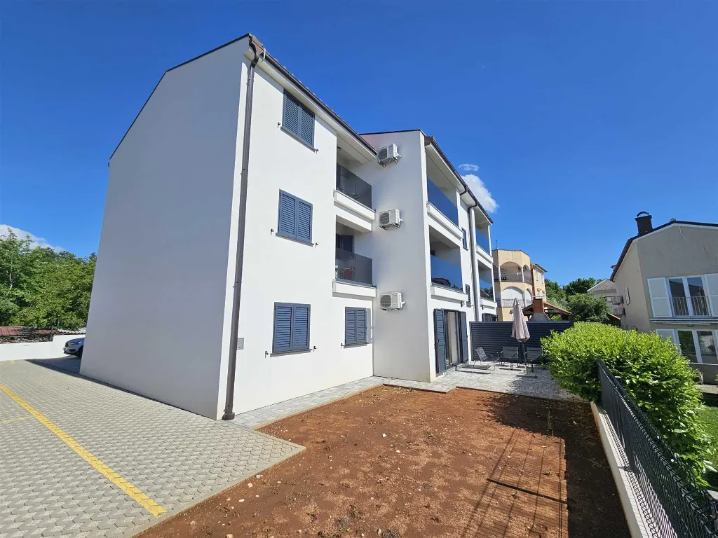 3-Bedroom Apartment with Balcony in Malinska