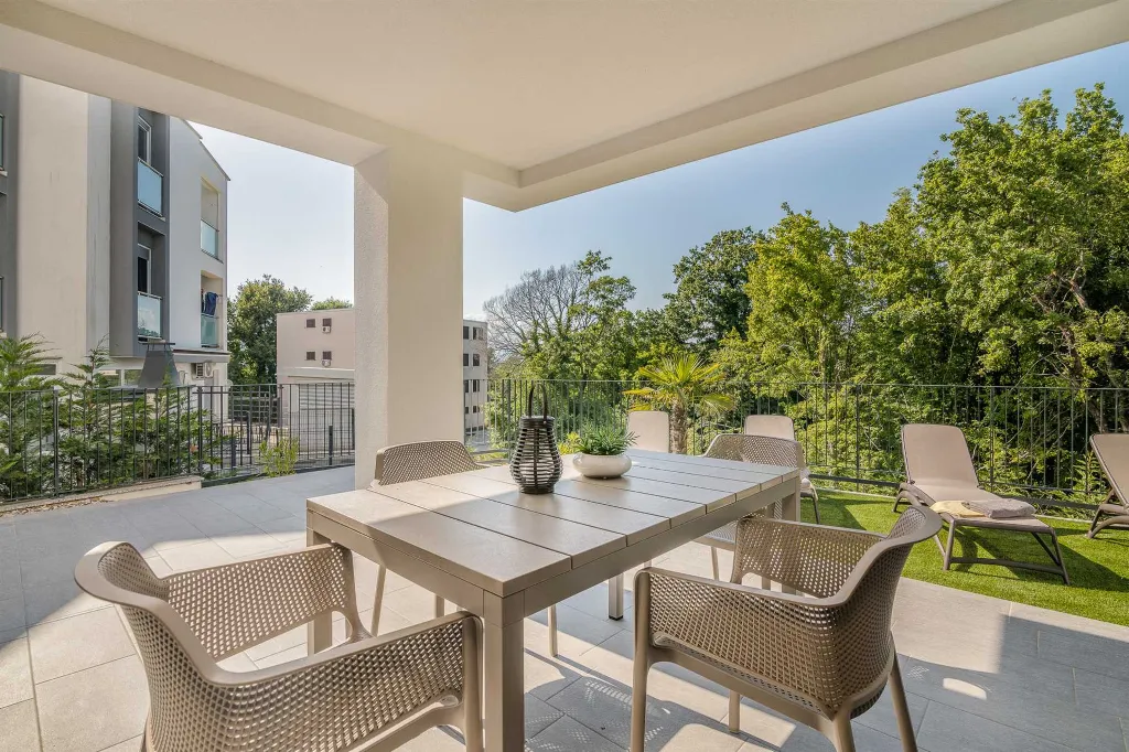 Apartment in Njivice with Private Garden & Hot Tub