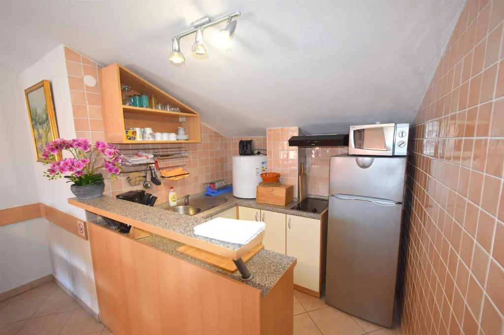 Two-Bedroom Apartment with Sea View in Njivice
