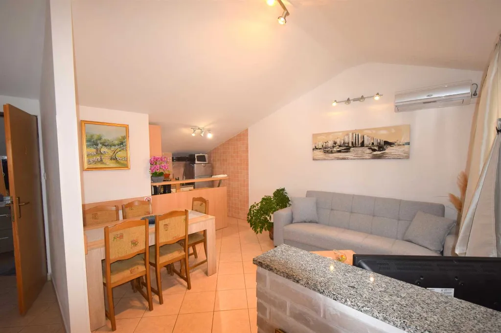 Two-Bedroom Apartment with Sea View in Njivice