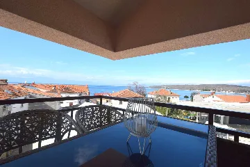 Two-Bedroom Apartment with Sea View in Njivice