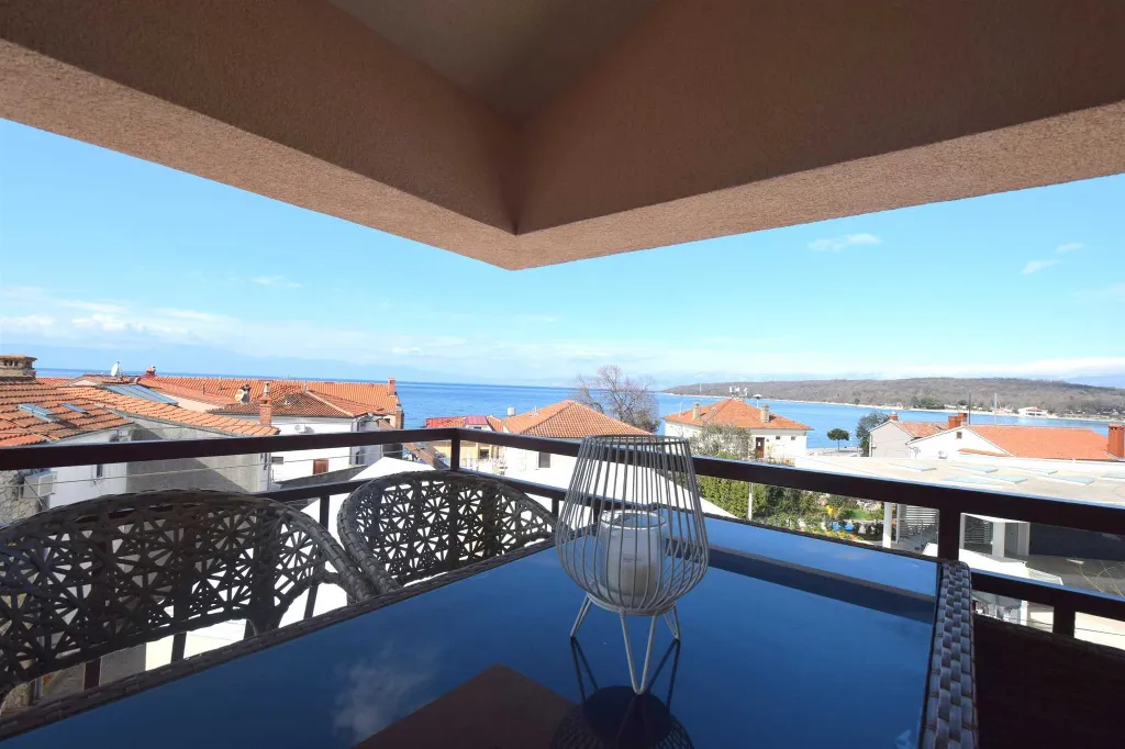 Two-Bedroom Apartment with Sea View in Njivice
