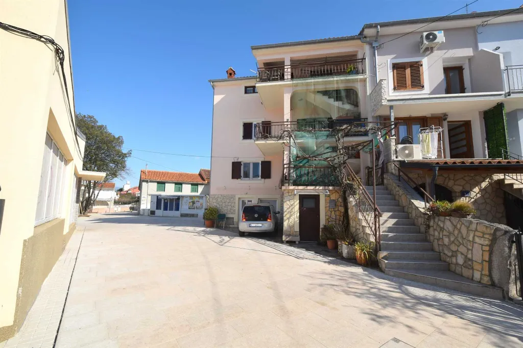 Two-Bedroom Apartment with Sea View in Njivice