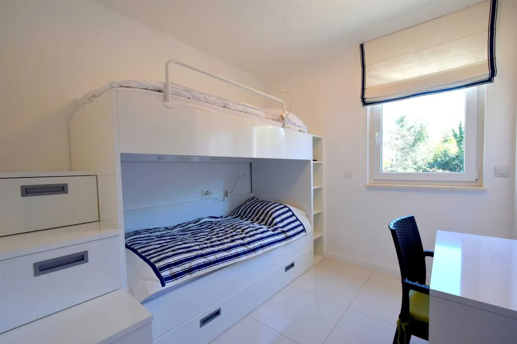 Modern 2-Bedroom Apartment with Balcony in Njivice