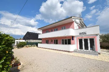 Air-Conditioned Room with Private Bathroom in Rasopasno