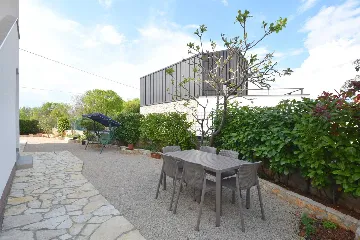 Air-Conditioned Room with Private Bathroom in Rasopasno